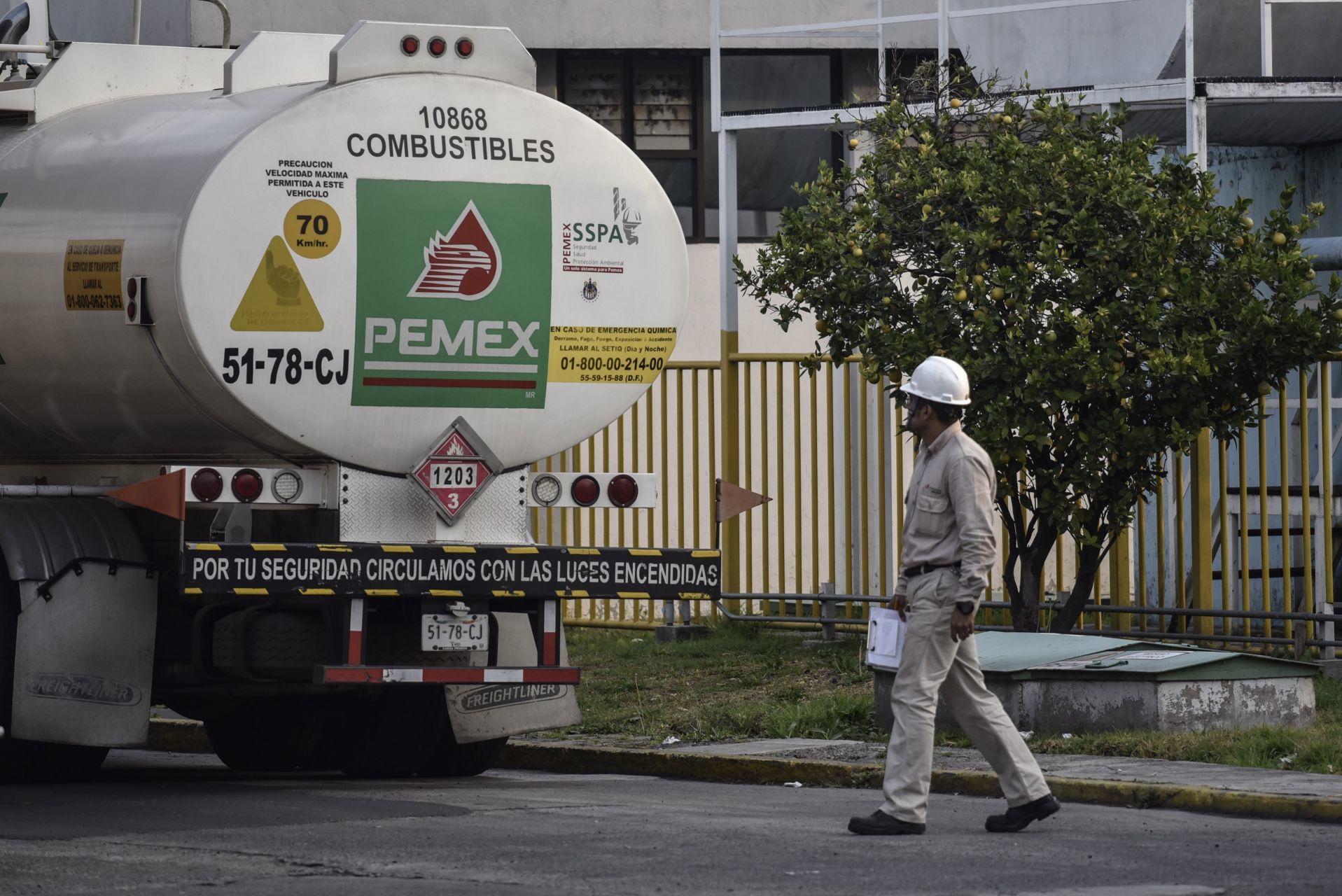 Pemex revoca contratos a compañías socias de empresa de prima de AMLO y despide a funcionario