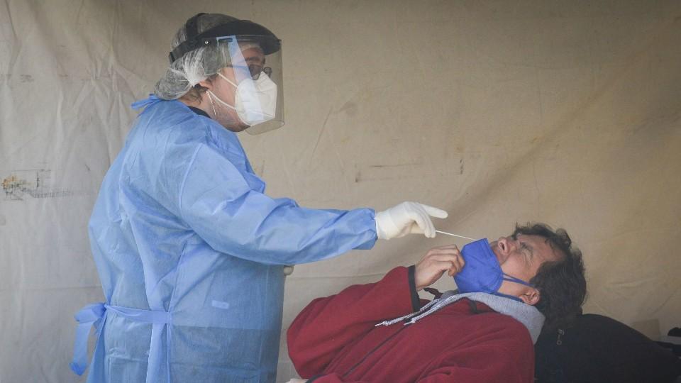 Cuando sí se debe aplicar la prueba COVID y cuando no, según la OMS y la OPS