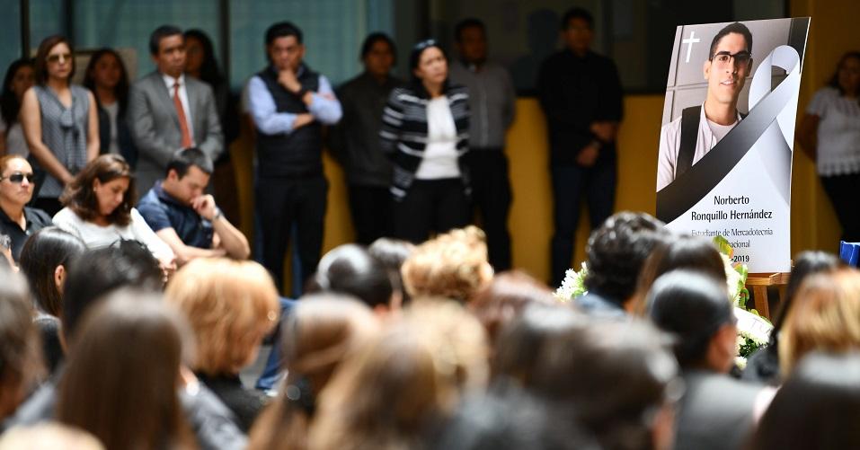 Entre aplausos, familiares de Norberto Ronquillo reciben su título universitario