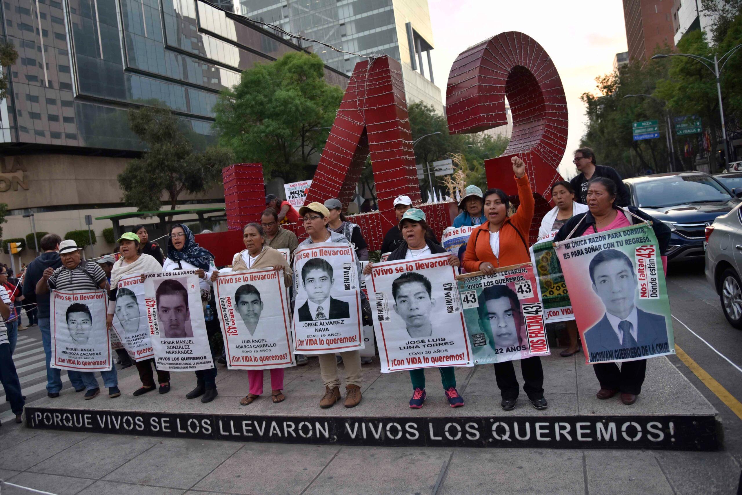 Con la verdad histórica, el Estado revictimizó a padres de los 43 normalistas de Ayotzinapa: informe
