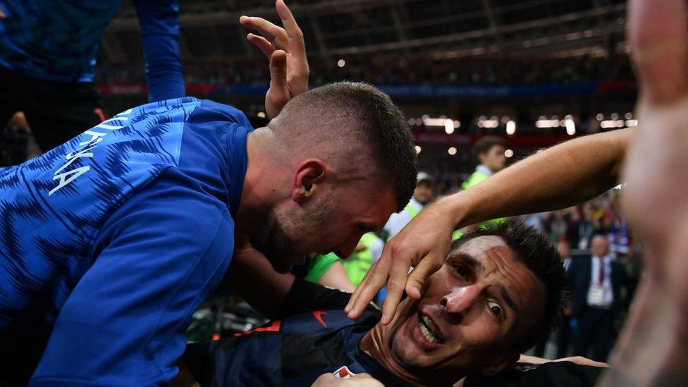 Mundial de Rusia 2018: Yuri Cortez, el fotógrafo salvadoreño que acabó sepultado por los jugadores de Croacia cuando celebraban el gol que les dio el pase a la final
