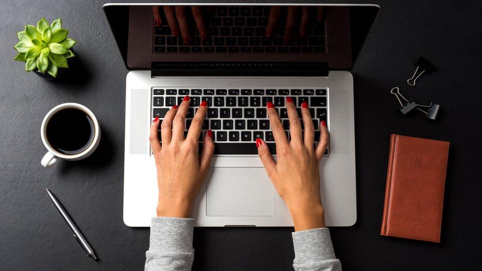 Qué son las pequeñas rayas en relieve que aparecen en las letras F y J de tu computadora y por qué no todos los teclados las tienen