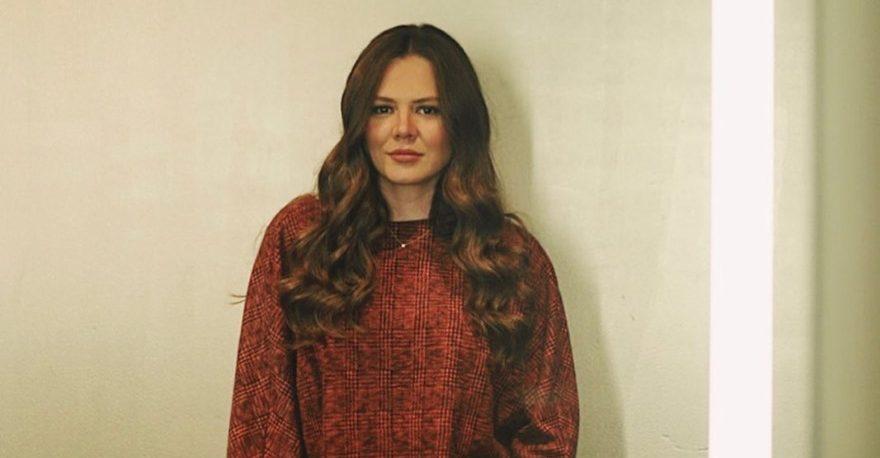 Cantante Joy acusa discriminación al tramitar el pasaporte de su bebé