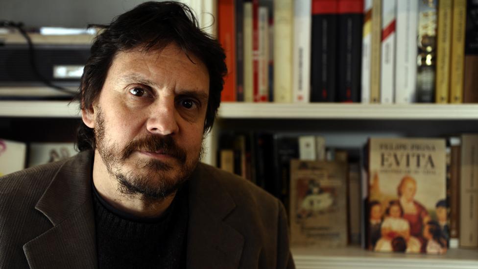 “Si todas las mujeres fueran buenas, las cárceles de mujeres estarían vacías”: Felipe Pigna, el historiador argentino que retrata a las latinoamericanas que lucharon contra el poder establecido