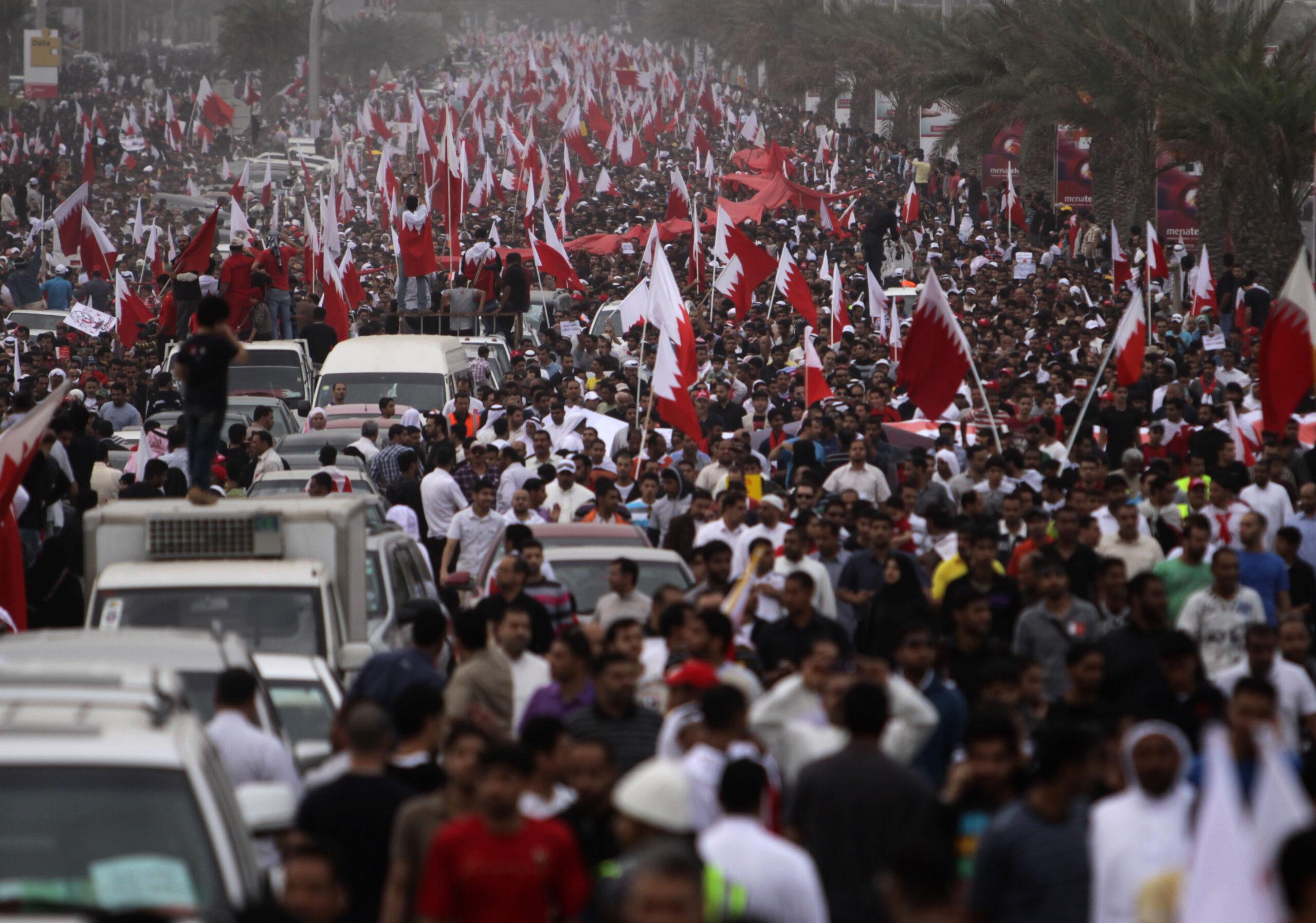 Rey de Bahrein despide a 4 altos cargos