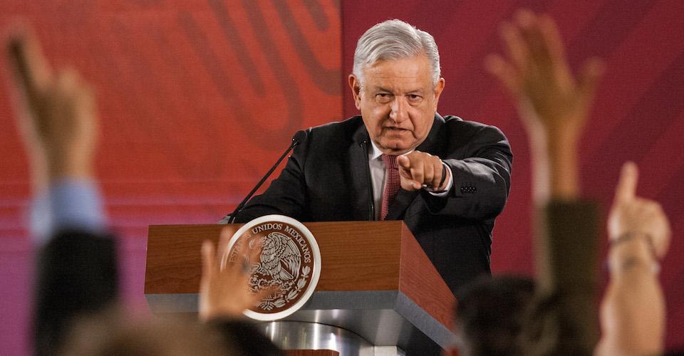 Gobierno argumenta que por ‘prisa’ dio contratos a empresa acusada de monopolio