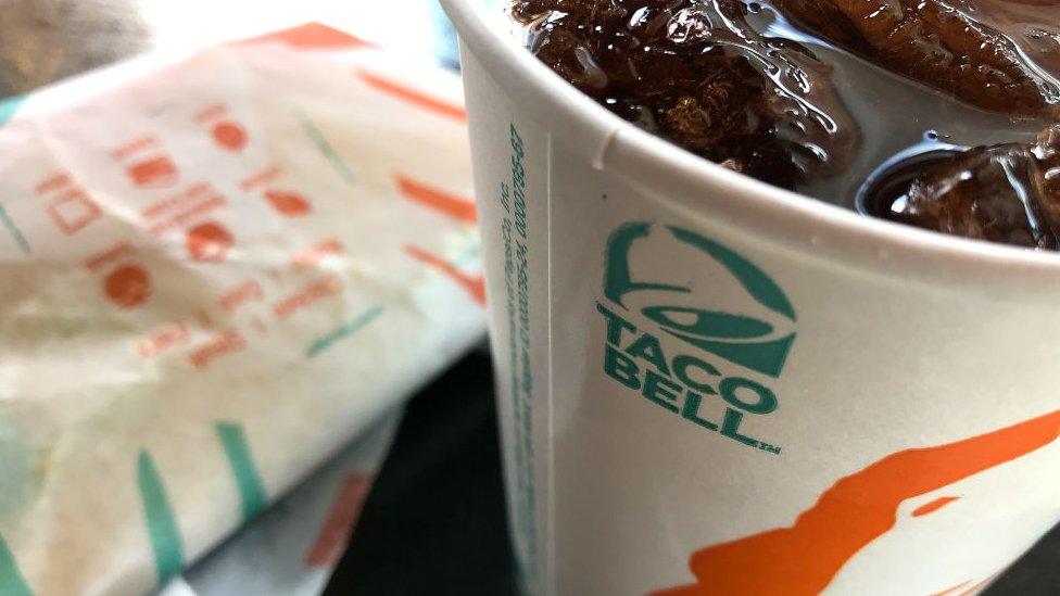 Taco Bell despide a una empleada hispanohablante que se negó a atender en inglés a una clienta