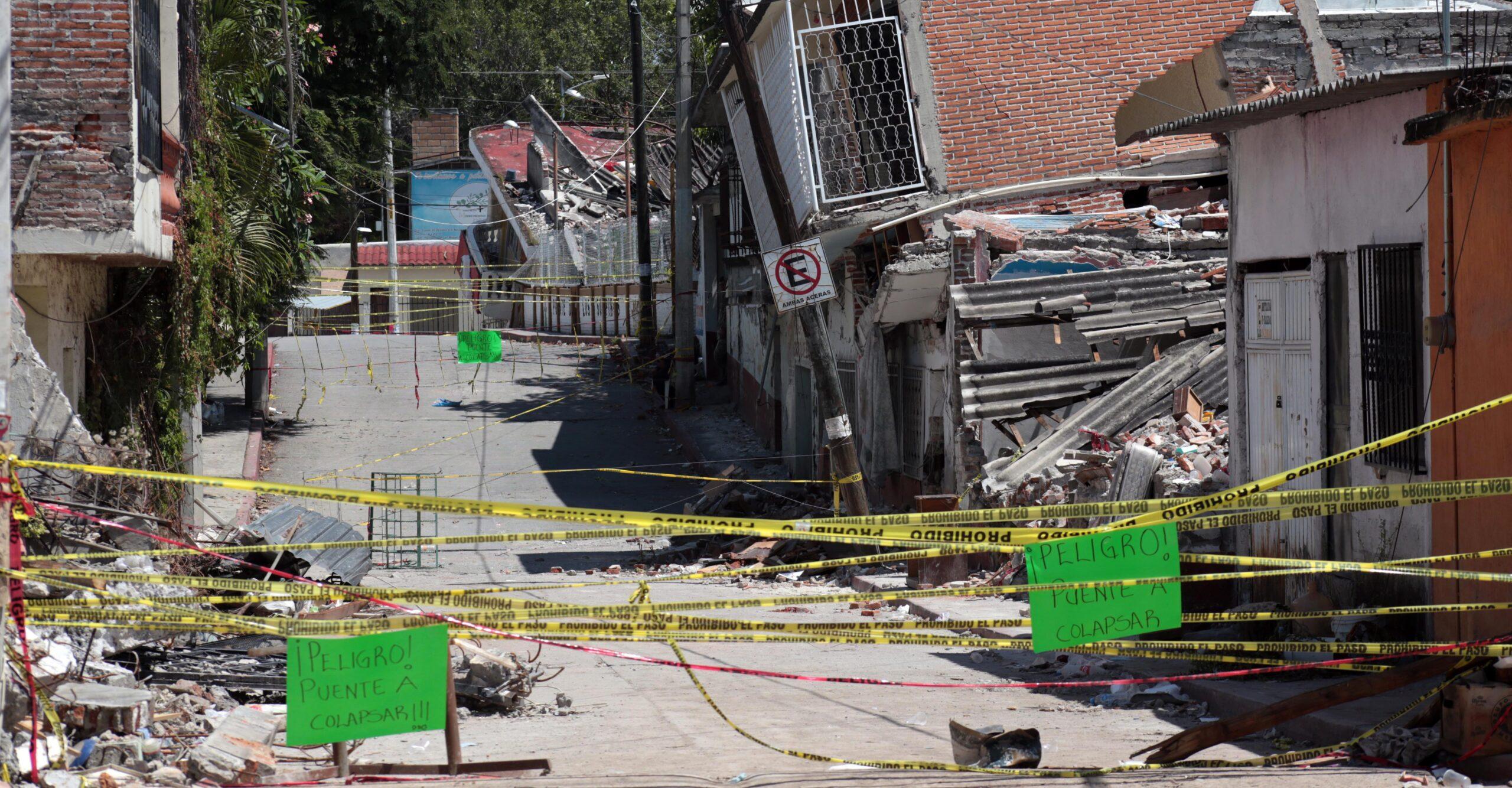 Campesinos de Jojutla cosechan varillas entre los escombros del sismo ante la falta de apoyos