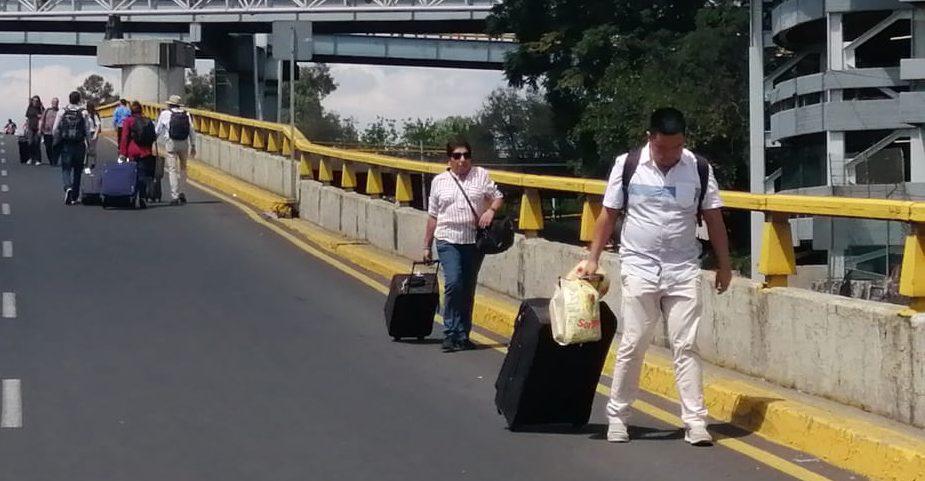 ¿Vas al aeropuerto? Estas son las rutas para llegar y las vialidades bloqueadas por los taxistas