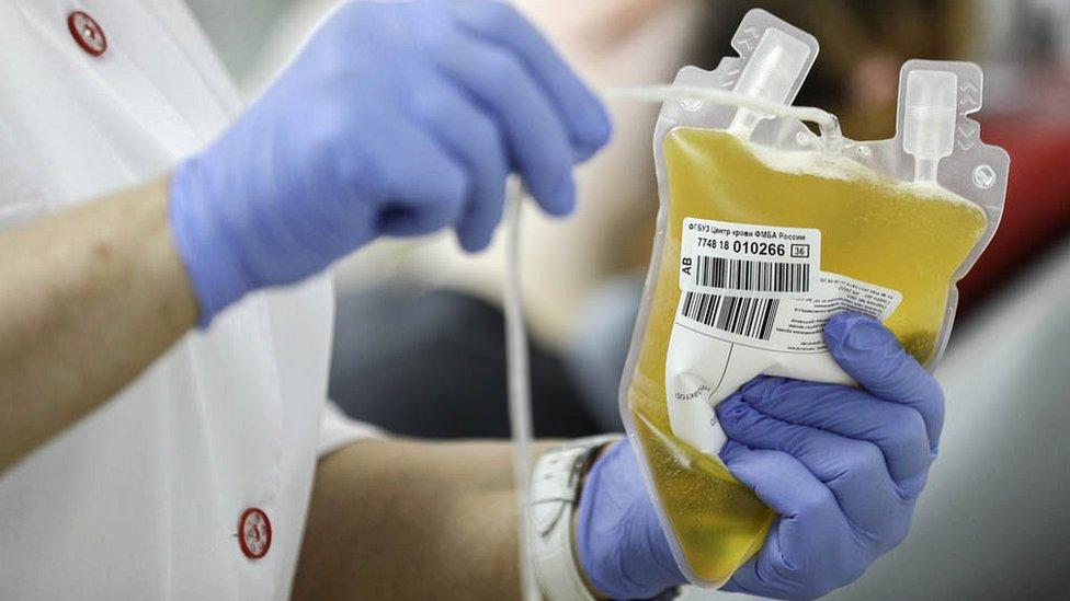 ¿Cobrarías por donar sangre? La millonaria industria del plasma sanguíneo y la controversia que genera