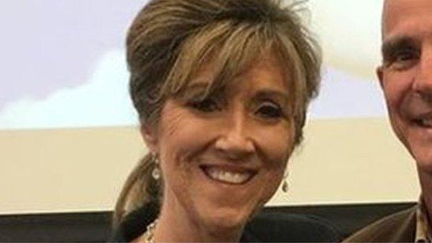 Tammie Jo Shults, la veterana piloto de aviones de combate que aterrizó con éxito el avión de Southwest cuyo motor estalló en el aire