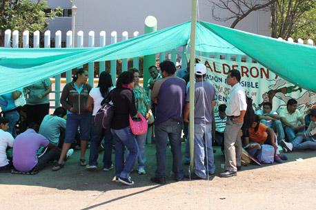 Maestros <i>liberan</i> zócalo de Oaxaca; regresan a clases el lunes