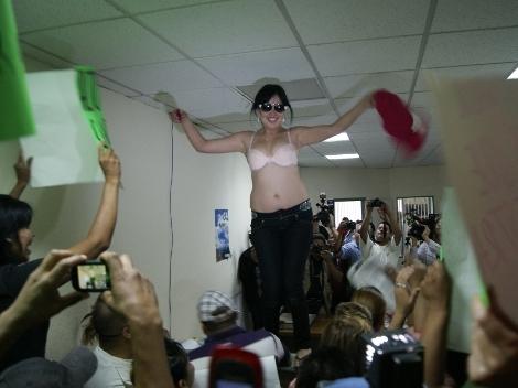 Protestan con striptease en oficina de gobierno en Cd.Juárez