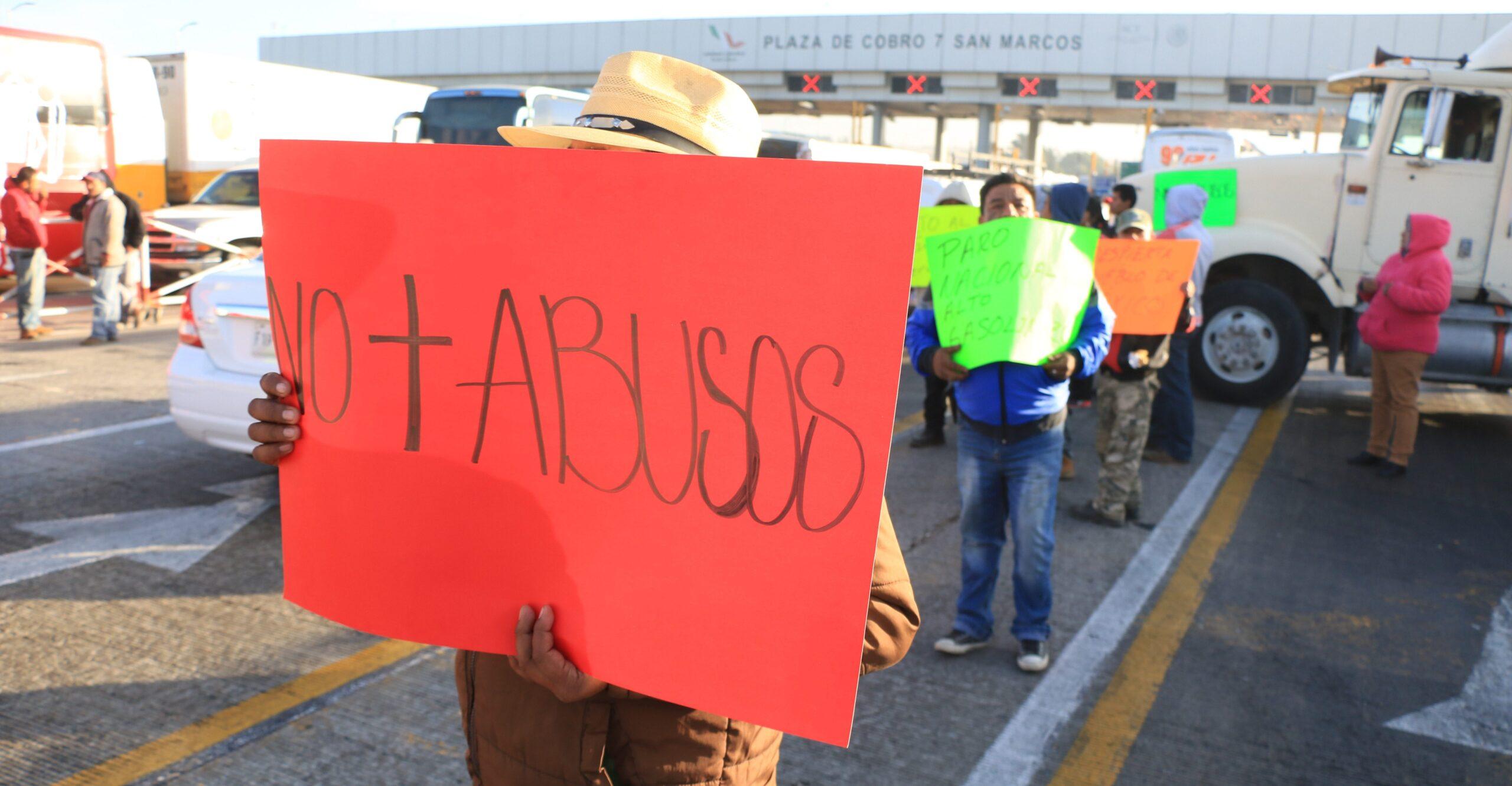 Transportistas acuden a Segob y San Lázaro, exigen dejar fuera de circulación vehículos de doble remolque