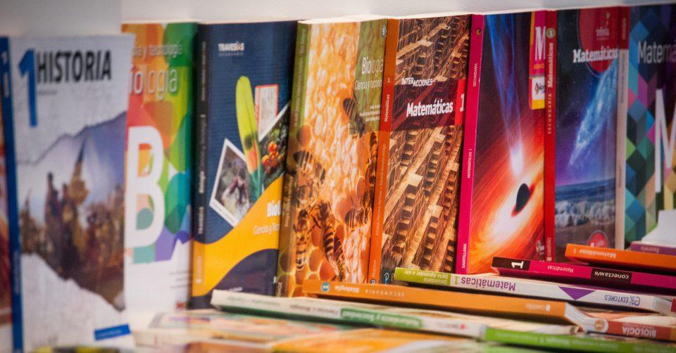 Tras retrasar licitaciones, gobierno entrega 3 contratos para libros de texto por adjudicación directa