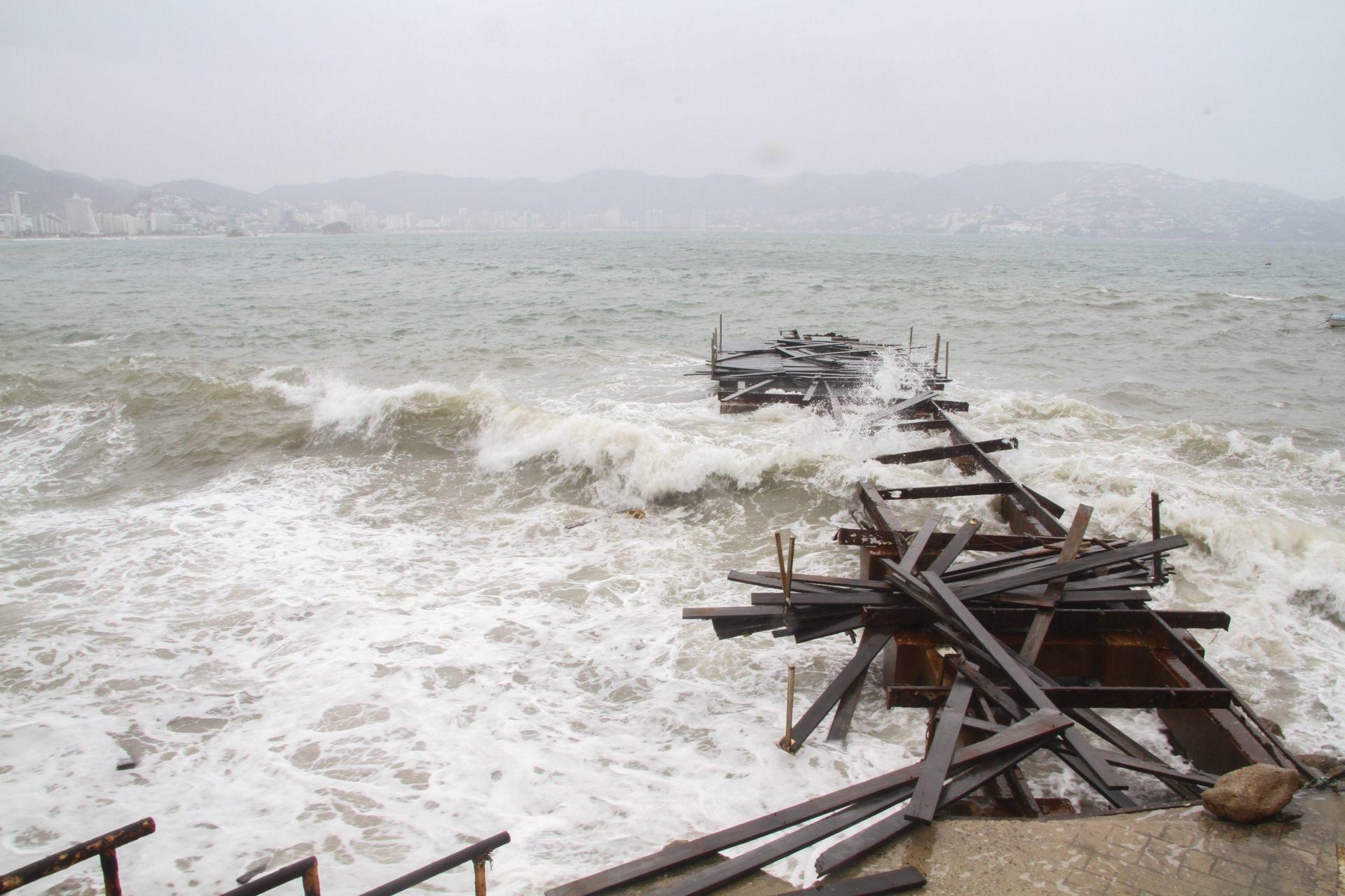 Huracán Bonnie se aleja del Pacífico y baja a categoría 2; prevén fuerte oleaje en 5 estados