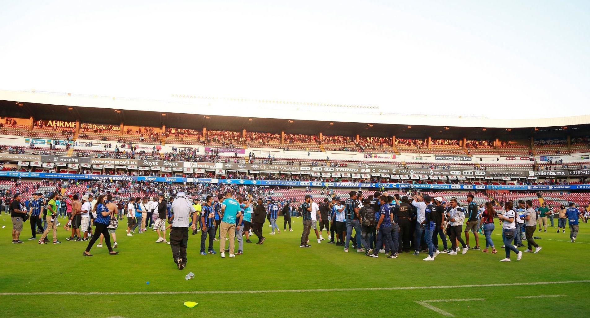 Detienen a tres policías y un funcionario de PC Querétaro por violencia en el estadio Corregidora