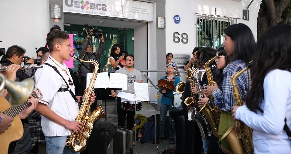 Fiscalía de Oaxaca ofrece 1 mdp para encontrar a exdiputado acusado de ataque con ácido a saxofonista