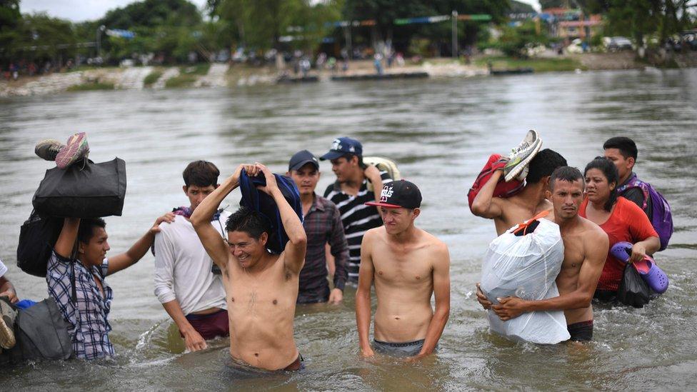 Caravana de migrantes: México recibe a casi 400 migrantes mientras otros optan por cruzar el río fronterizo