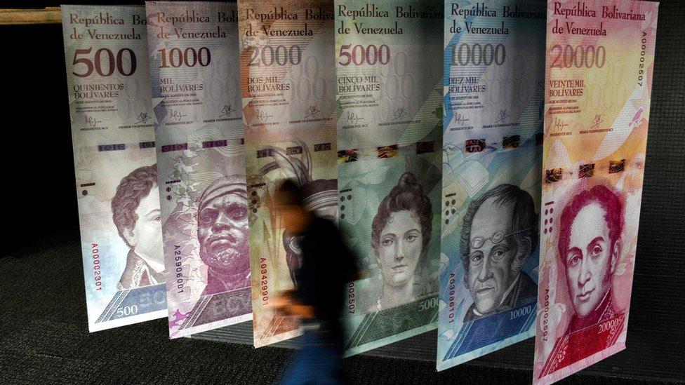 Venezuela estrena nuevo sistema de control de cambios con una fuerte devaluación de la tasa oficial del bolívar