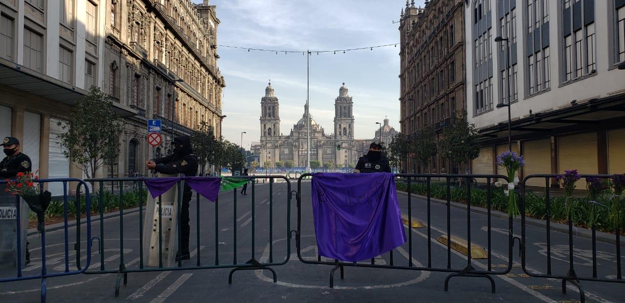 Gobierno coloca más vallas en accesos al Zócalo en CDMX previo a marcha del 8M