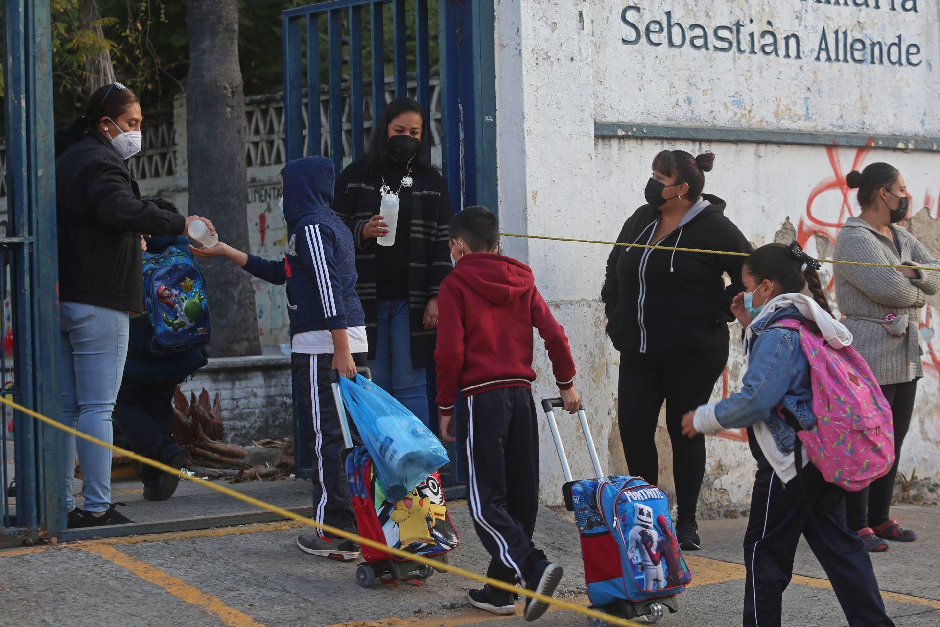 En medio de repunte de casos COVID, quitan envases individuales de desayunos escolares en CDMX