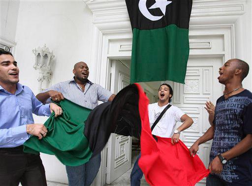 Esperan en Trípoli a nuevos líderes entre retiro “táctico” de Gadafi