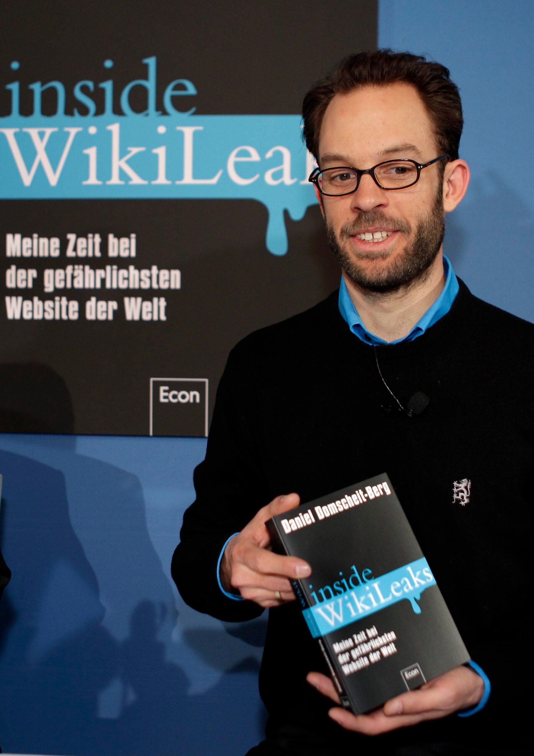 Assange se comporta como “emperador” dice rival en nuevo libro