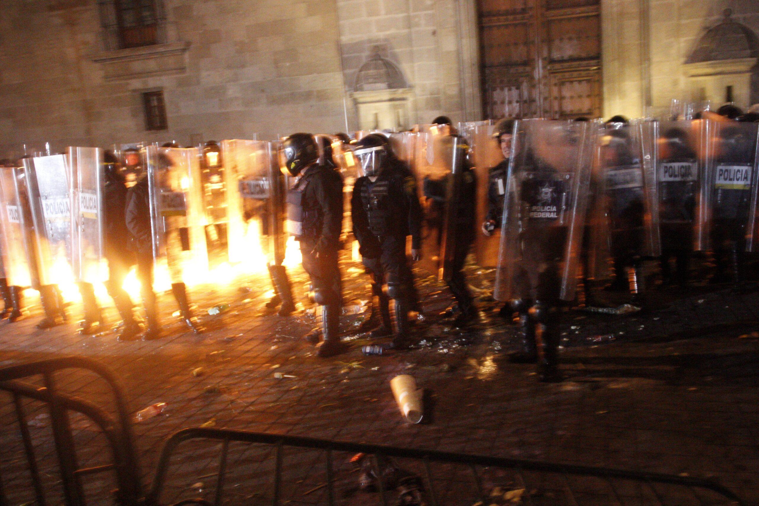 “Denles duro y que no se vayan”, gritan granaderos en el Zócalo