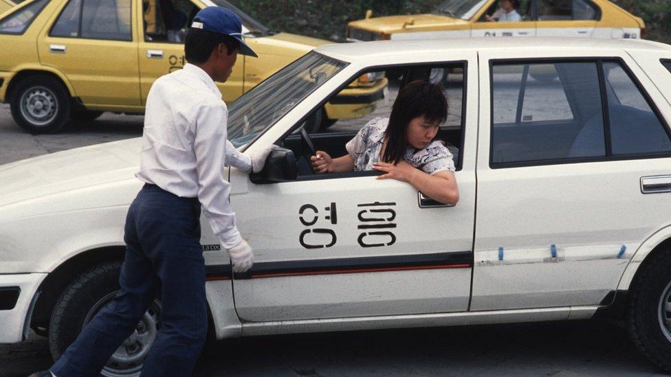 La insólita razón por la que miles de chinos viajan a una isla de Corea del Sur para hacer exámenes