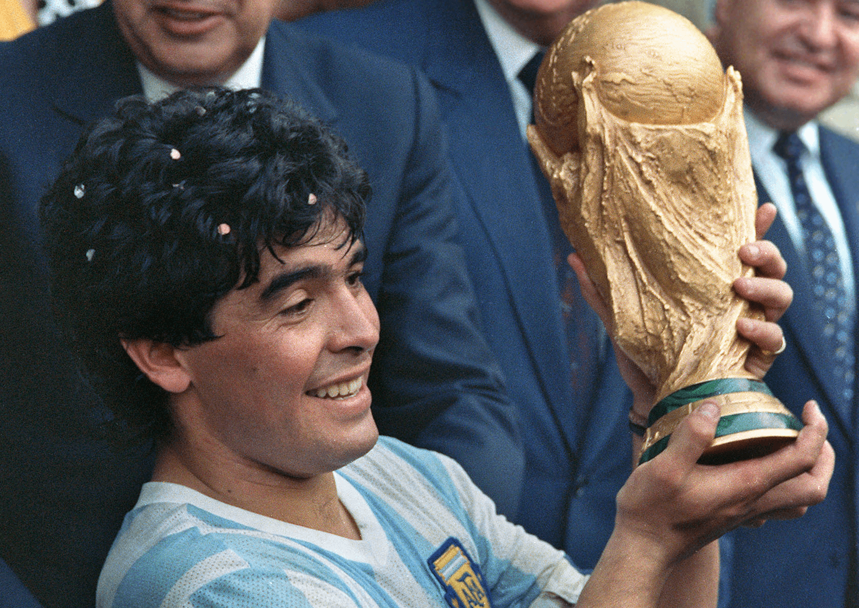 De la 'mano de Dios' y los golazos, hasta sus luchas: *los 21 años de carrera de Maradona*
