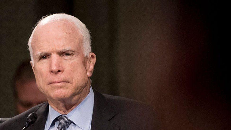 La emotiva carta de despedida de John McCain: “Debilitamos nuestra grandeza cuando nos escondemos detrás de los muros”