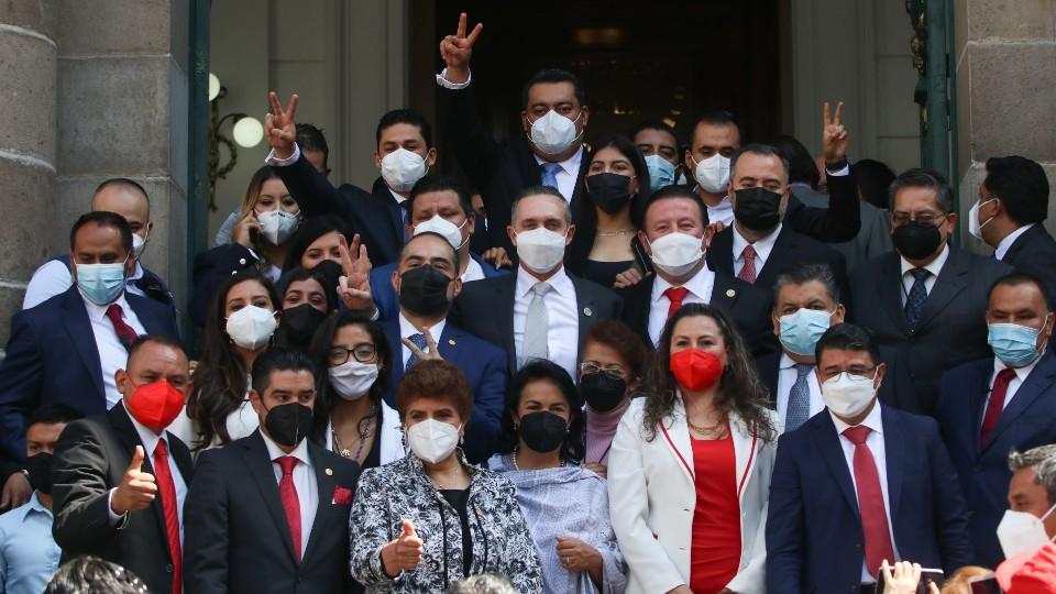 Alcaldes rinden protesta en CDMX; los de oposición reclaman que heredan deudas