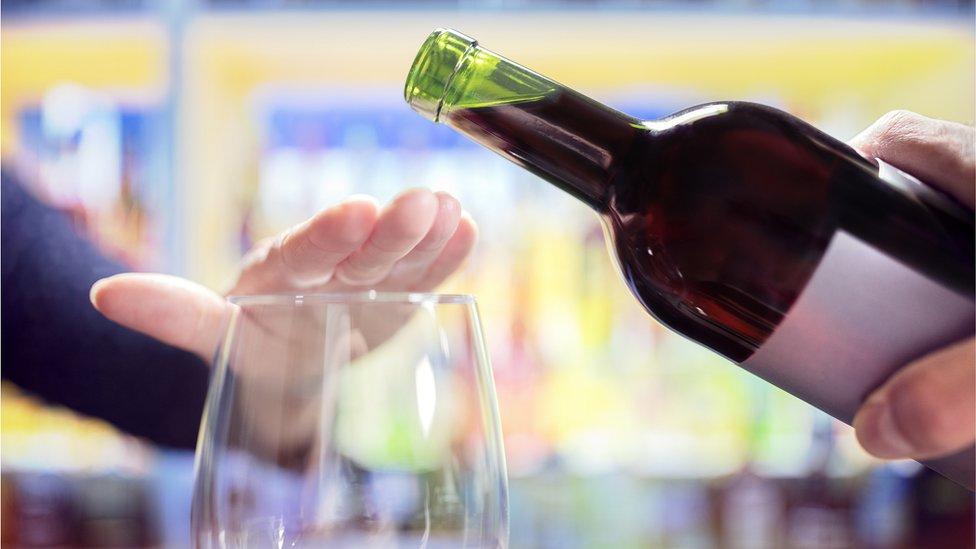 “Me indigno cuando la gente me ofrece un trago”: cómo resistir las presiones de los demás para que bebas alcohol