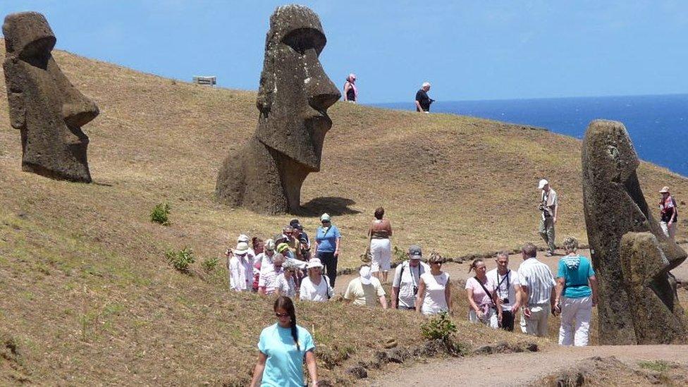 Chile: por qué la Isla de Pascua les está imponiendo restricciones a los cientos de miles de turistas que la visitan anualmente