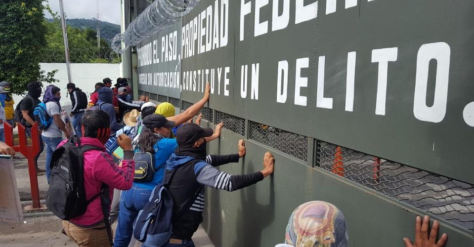 Protestas ante Batallón 27; lanzan piedras y cohetones, a casi tres años del caso Ayotzinapa