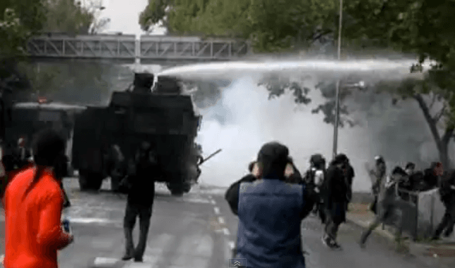 Exhibe “brutalidad” de los cañones de agua en Chile