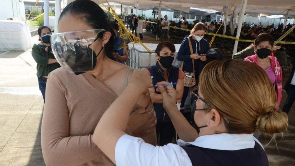 CDMX inicia aplicación de vacuna Sputnik como refuerzo a personas de 40 a 49 años