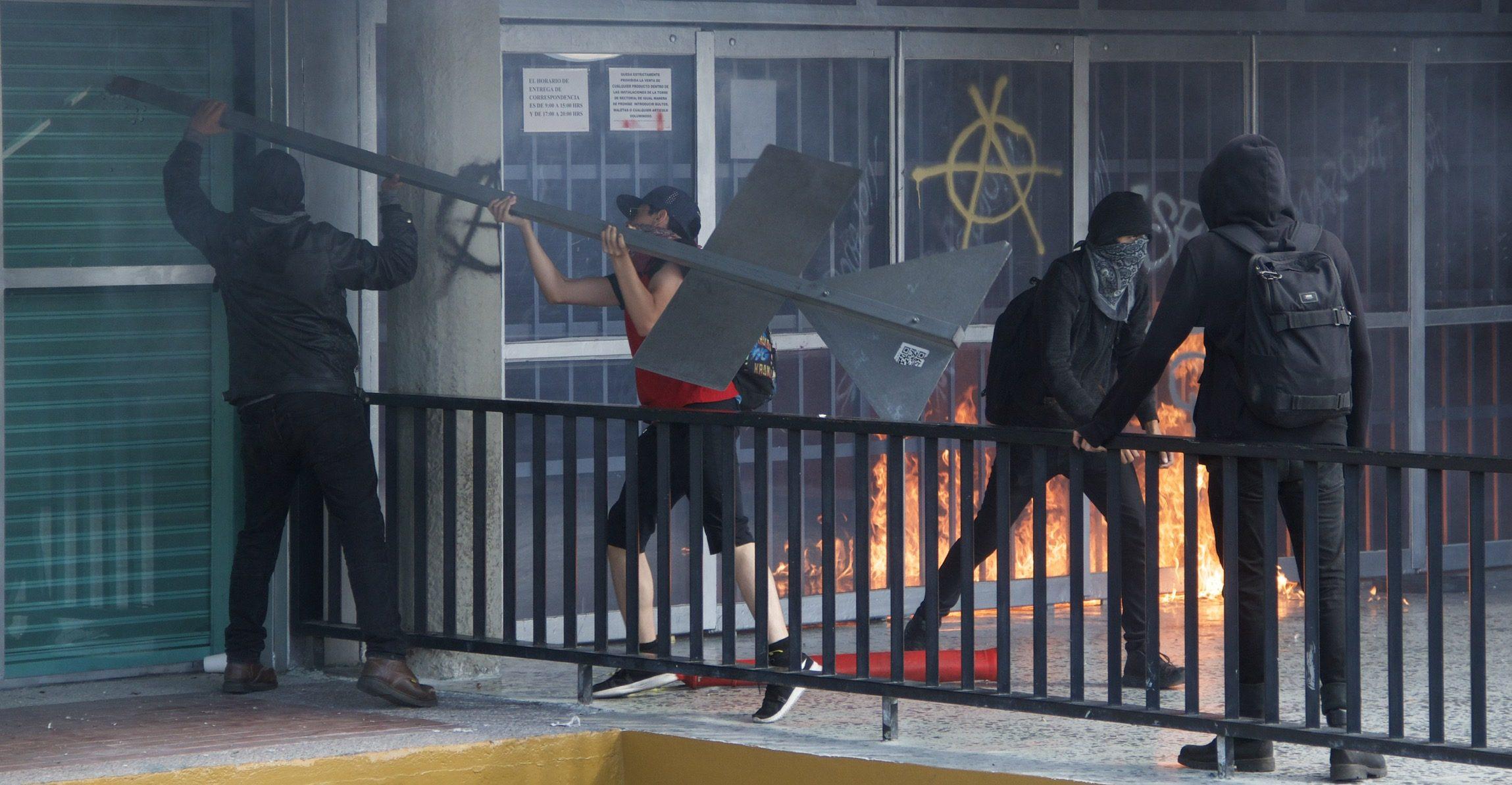 Grupo que atacó Rectoría tiene “preparación profesional” para vandalizar: UNAM