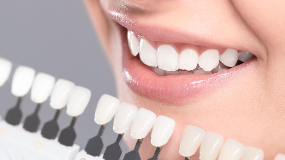Los consejos para una “sonrisa divina” del Doctor Bill, el dentista de los famosos de Hollywood