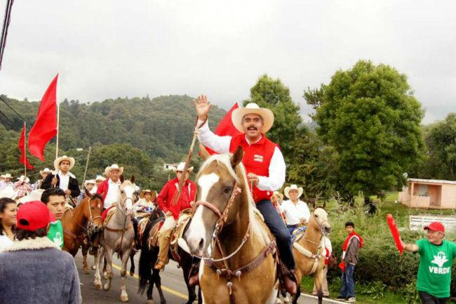 El alcalde que usó una banda presidencial en el Grito