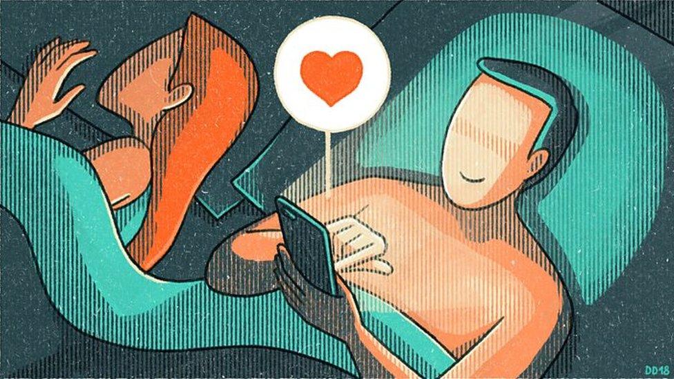 ¿Qué es el micro-cheating y cuándo se convierte en una verdadera infidelidad?