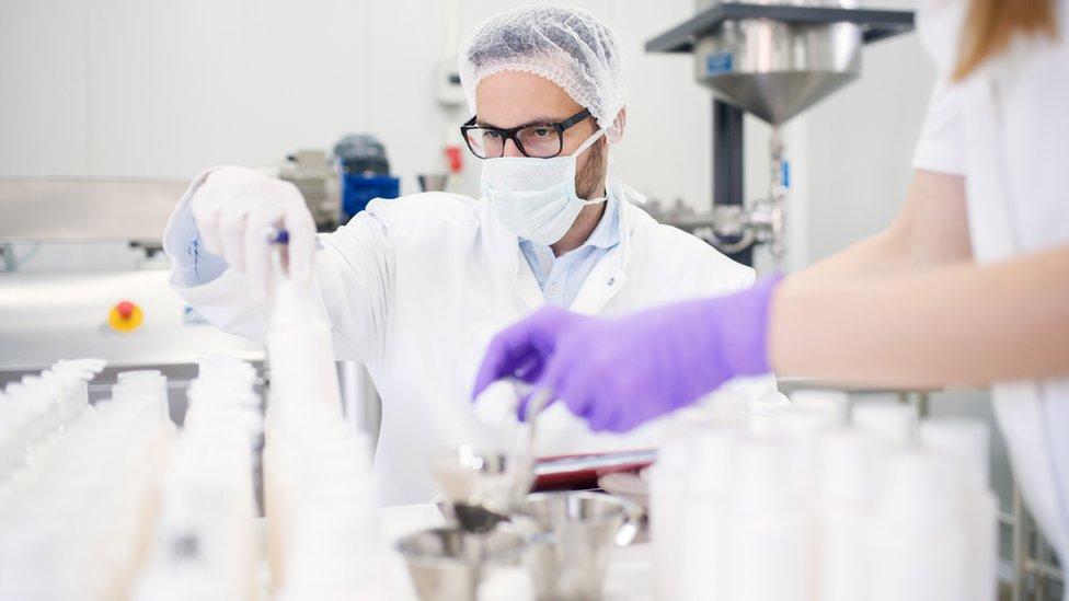 El profesor al que acusan de robar el invento de un alumnos y venderlo por US$1,5 millones a una farmacéutica