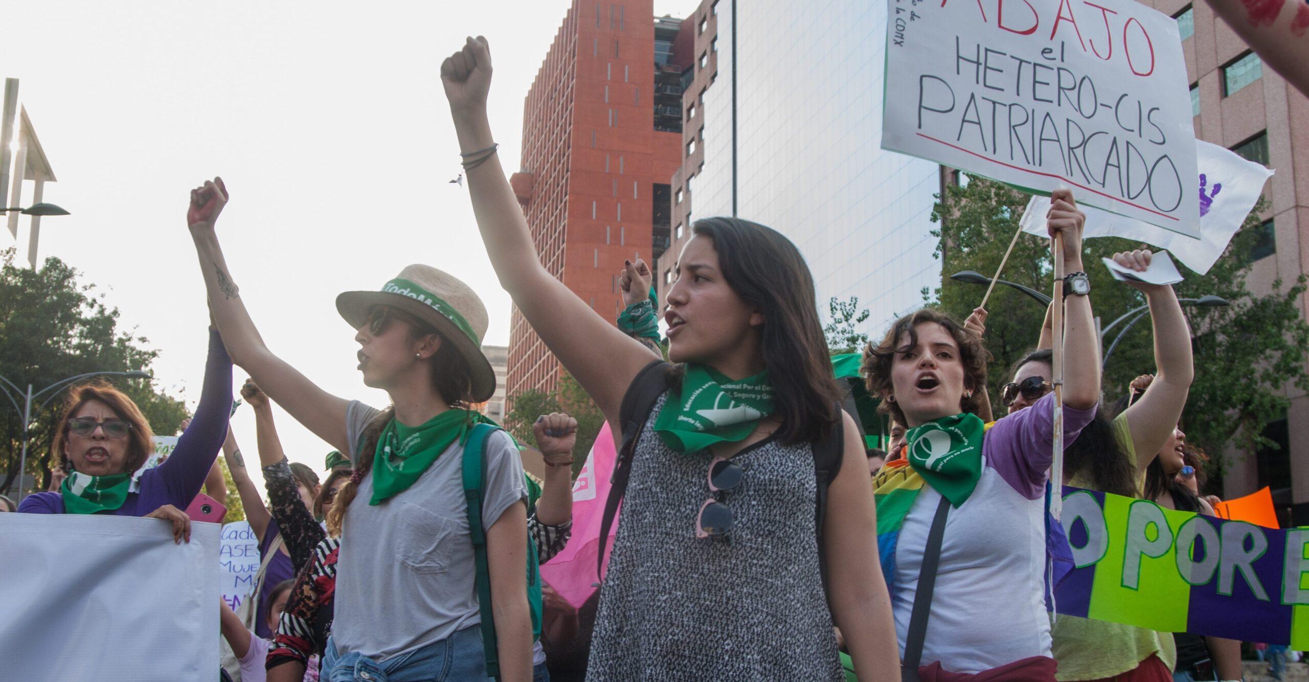 El gobierno prioriza derechos… pero no los de las mujeres, dicen especialistas