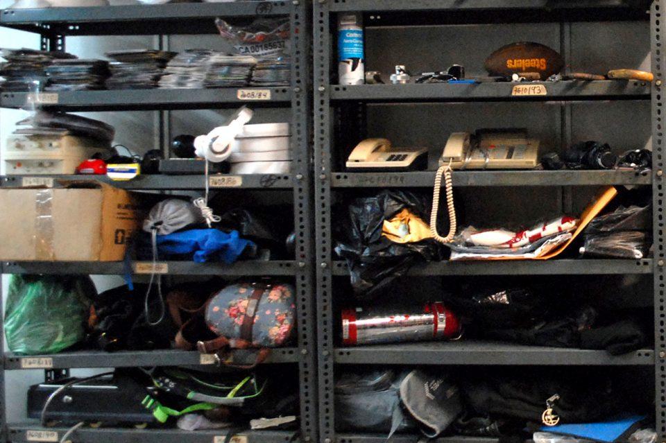 Desde motores de lavadoras hasta pantallas de TV, los objetos que la gente olvida en el Metro