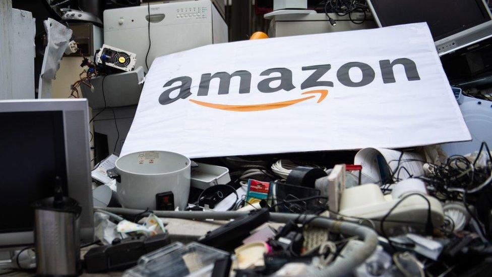 Por qué Amazon quema y tira a la basura cientos de miles productos nuevos