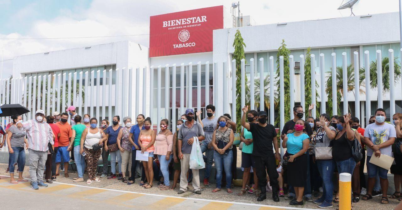 Damnificados por inundaciones bloquean carreteras en Tabasco; Bienestar les dará apoyo, dice AMLO