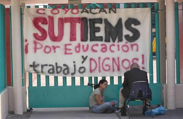 20 preparatorias del DF amanecen en huelga por salarios
