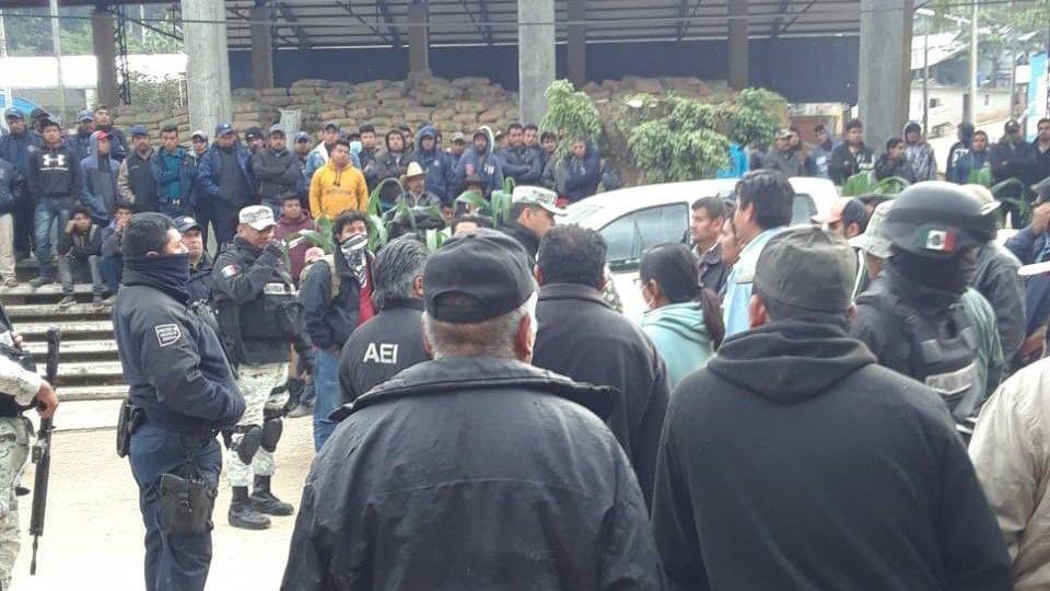 Pobladores retienen a elementos de GN en Oaxaca; AMLO dice que solo dialogan
