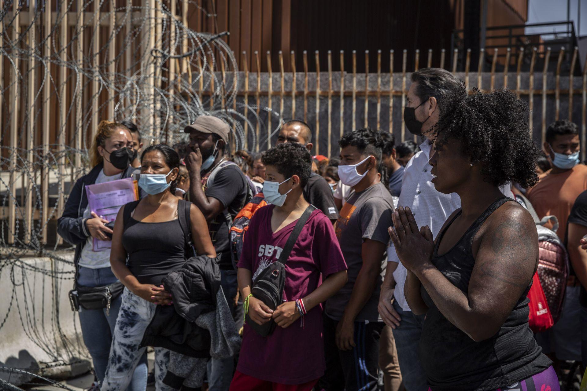 “Venimos huyendo, no somos delincuentes”, migrantes esperan asilo tras apertura de frontera de EU